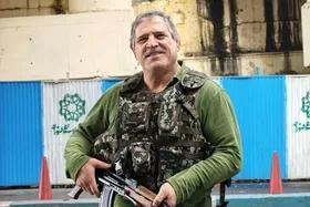 (عکس) عباس جدیدی با کلاشینکف در ایست بازرسی