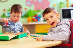 رفتار با کودکان دچار اتیسم چگونه باشد؟