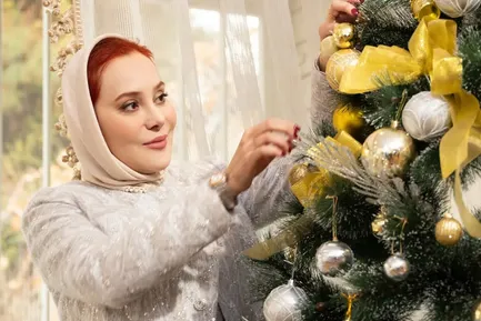 (عکس) استایل جدید آرام جعفری در کنار درخت کریسمس