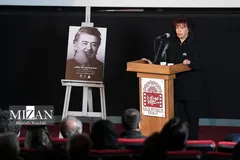 (عکس) سخنرانی مازیار لرستان در مراسم یادبود رضا رویگری