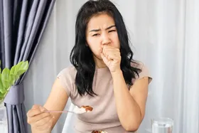 اگر غذا در گلویتان پرید فورا این کارها را انجام دهید