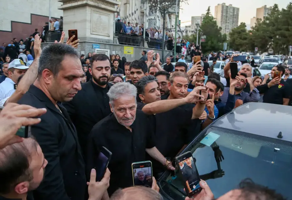 تلخ‌تر از یک وداع؛ هجوم برای سلفی با بازیگران در مراسم اکبر عبدی جنجالی شد