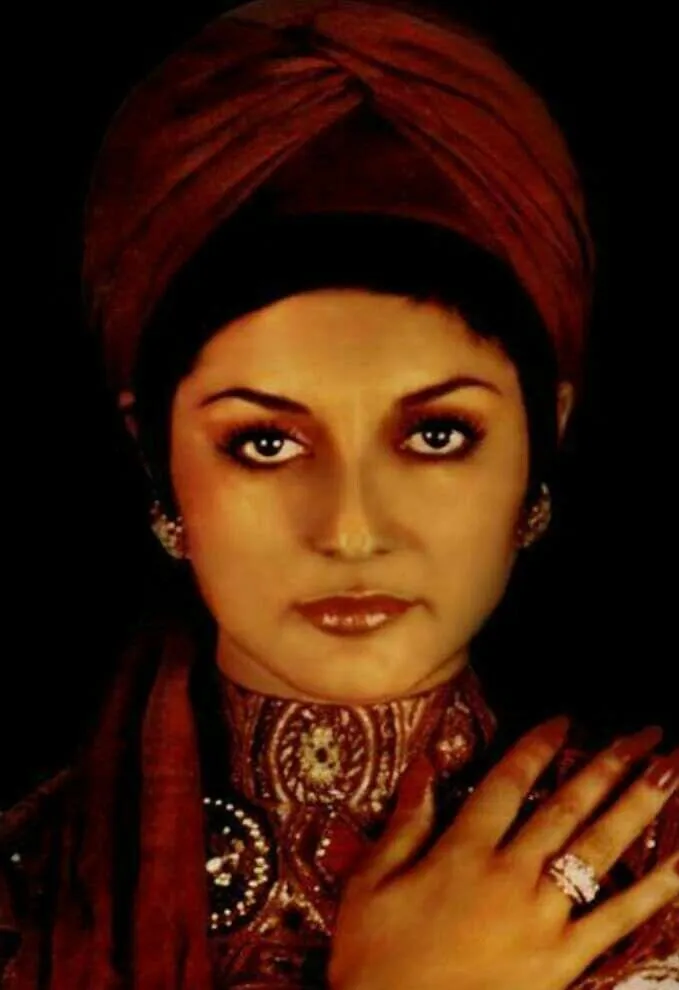 گوگوش با حجاب