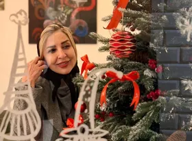 (عکس) مرجانه گلچین کنار درخت کریسمس | آرزوهای زیبای خانم بازیگر در پایان سال میلادی