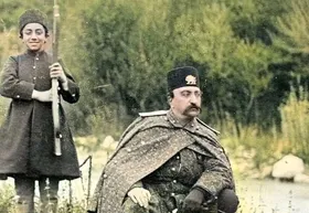 (عکس) خدمتکاران مخصوص ناصرالدین شاه که دنبال کالسکه‌اش می‌دویدند