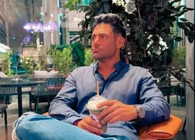 (عکس) استایل خاص محمدرضا گلزار و نمایش ماشین‌های لوکسش