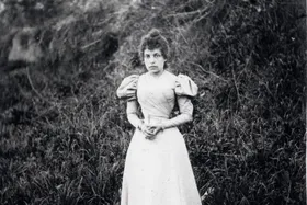 عکس یادگاری دختر کنسول روسیه در گرگان با ببر مازندران