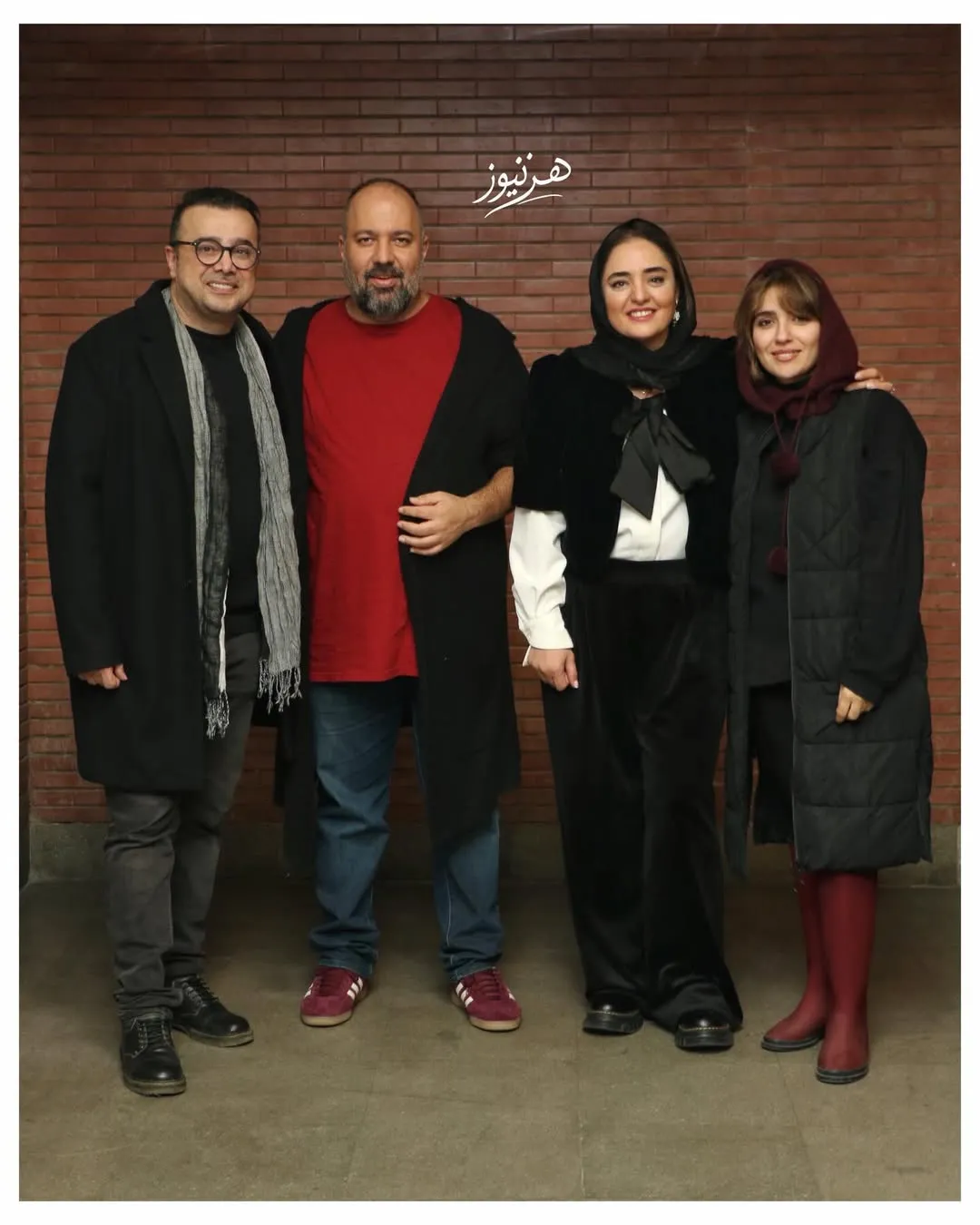 بازیگران در پشت صحنه نمایش باران اسیدی