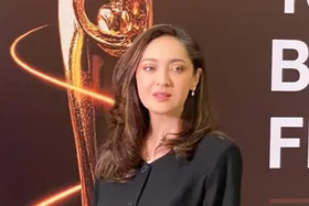 (عکس) تونل زمان؛ فیلمبرداری نیکی کریمی در یک قهوه‌خانه در لبنان؛ سال ۱۳۸۹