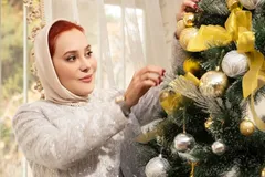 (عکس) استایل جدید آرام جعفری در کنار درخت کریسمس
