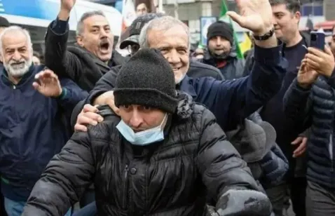 (عکس) موتورسواری مسعود پزشکیان در راهپیمایی روز قدس