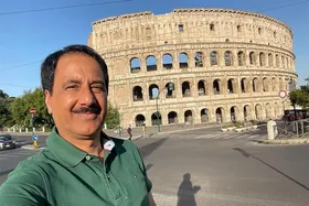 (عکس) سلفی حمید معصومی‌نژاد با بهرام افشاری در خارج از کشور