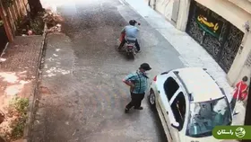 ویدئو | تصاویر هولناک زورگیری از یک مادر و کودک در شرق تهران؛ خونسردی سارق خشن را ببینید!