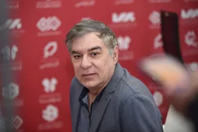 (ویدئو) علی سرتیپی: مهران مدیری با یک ماچ ۵ میلیارد تخفیف داد