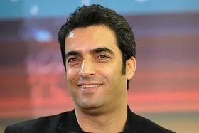 سلفی منوچهر هادی با خواهر پزشک و محجبه‌اش