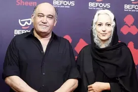 ویدئو | گریه شدید نادر سلیمانی با شنیدن پیام احساسی همسر و فرزندانش در برنامه ۱۰۰۱