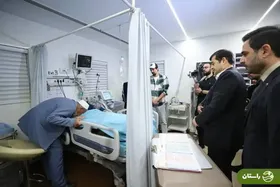 (ویدئو) لحظه تلخ بوسیدن دست صابر کاظمی توسط پدرش در ICU بیمارستان