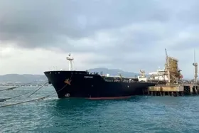 کشتی سرگردان پس از انفجار در خلیج عدن متعلق به ایران است؟ + عکس