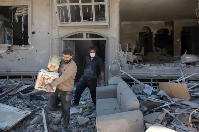 اسباب‌کشی از میان آوار در منطقه‌ای از تهران