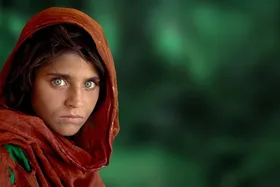 (عکس) «مونالیزای افغان» یا شربت‌گل زمانی از گذشته تا امروز