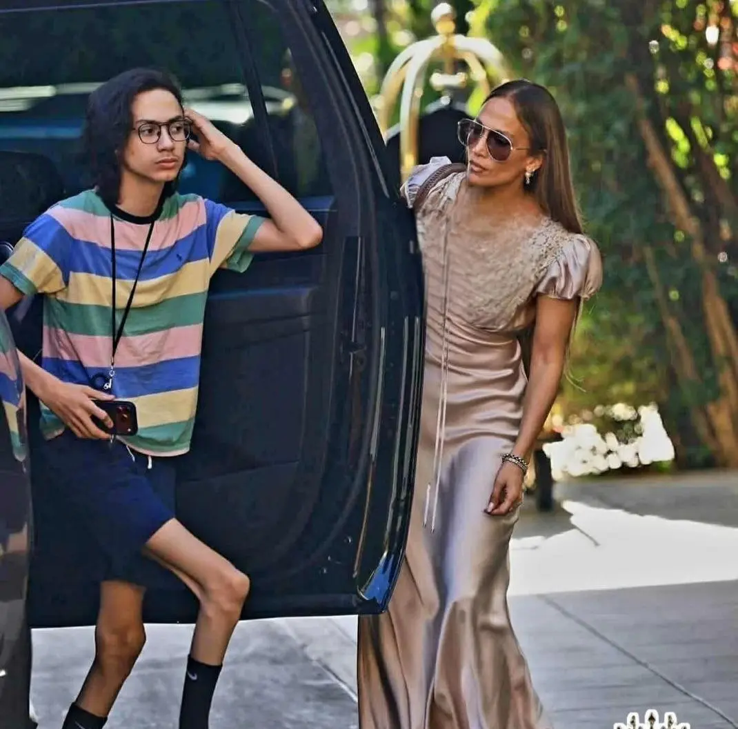 عکسی دیدنی از گردش جنیفر لوپز با پسرش