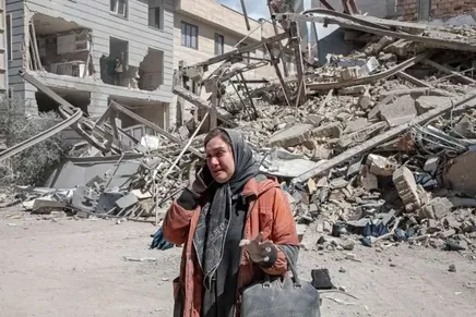 (عکس) اسباب‌کشی از میان آوار در منطقه‌ای از تهران