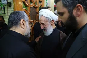 عکس | گریه‌های شدید کاظم صدیقی در مراسم بزرگداشت شهید حاجی‌زاده