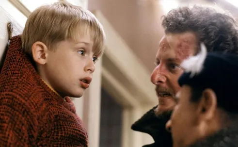 (ویدئو) تغییر چهره بازیگران فیلم سینمایی تنها در خانه بعد از گذشت ۳۵ سال