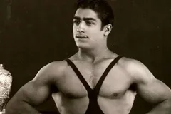 (عکس) تونل زمان؛ «فردین» و «فرامرز قریبیان» در حال درست کردن چای آتشی در جنگل؛ سال ۵۵