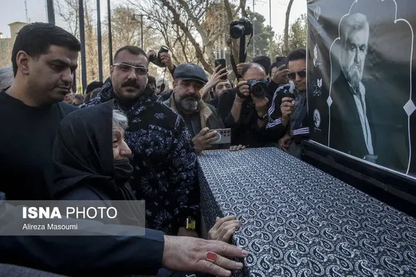 متن و حاشیه تشییع پیکر عنایت بخشی