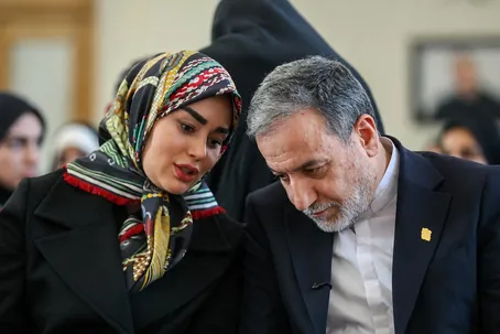 تصویری جدید از عباس عراقچی در کنار همسرش آرزو احمدوند