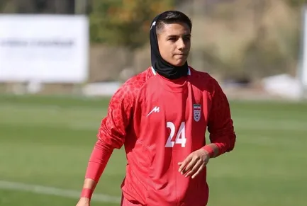 (عکس) کناره‌گیری زهرا علیزاده از تیم ملی فوتبال زنان؛ ایستادن کنار مردم از هر چیزی مهم‌تر است
