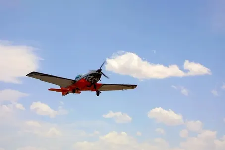 ویدئو | برخورد یک هواپیمای سبک به خطوط برق در کالیفرنیا