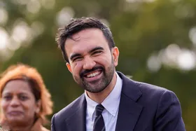 شهردار نیویورک از تلاش خود برای لغو ممنوعیت سفر هواداران ایرانی به جام جهانی می‌گوید