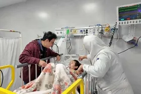 (عکس) عیادت عموپورنگ از کودکان مجروح در جنگ