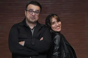 (ویدئو) سپند امیرسلیمانی، مونا کرمی و فرزندشان حامی در پشت صحنه نمایش «باران‌های اسیدی»