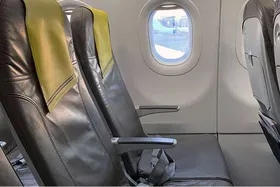  آداب معاشرت در حین پرواز‌؛ دسته صندلی وسط سهم چه کسی است؟