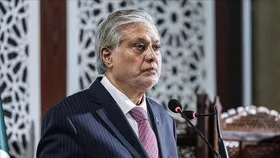 (ویدئو) زمین خوردن وزیر خارجه پاکستان در نشست اسلام آباد