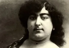 عکس | تونل زمان؛ دوچرخه‌سواری دختر سرکش ناصرالدین‌شاه