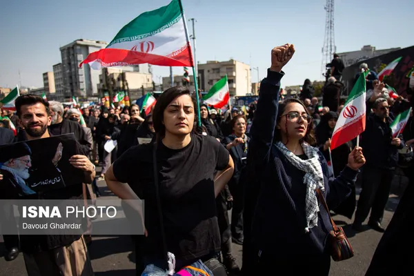 مراسم تشییع &laquo;علی لاریجانی&raquo;، &laquo;غلامرضا سلیمانی&raquo; و قهرمانان &laquo;ناو دنا&raquo;