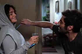 ویدئو | سکانس جنجالی فیلم «گوزن های اتوبان»؛ از الناز شاکردوست و نوید فرج‌پور برهنه در یک اتاق