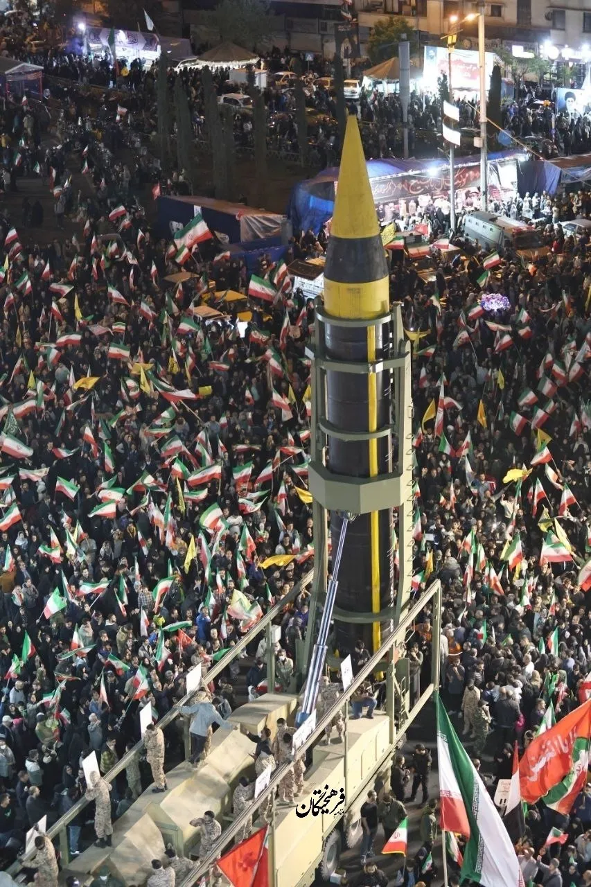 راهپیمایی مردم در میدان انقلاب