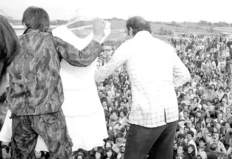 تصاویری از حراج لباس‌های شخصی خواهر شاه در مهرشهر کرج!