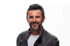 (ویدئو) امین حیایی در آغوش بازیگر مطرح قبل انقلاب گریه کرد