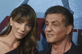 نظریه جنجالی همسر سیلوستر استالونه درباره علت شیوع فرزندان ترنس در هالیوود: «نکند چیزی در آب هالیوود ریخته‌اند؟»