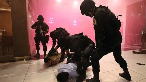 حمله اوباش با قمه به یک کتانی فروشی در تهران؛ پلیس شلیک کرد