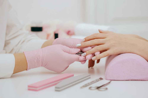 تفاوت ابزار کاشت ناخن ناخن‌کار حرفه‌ای و مبتدی