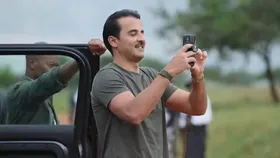 (تصاویر) استایل امیر قطر در سفر آفریقایی سوژه شد؛ آیفون 12 و یک کفش ارزان قیمت!