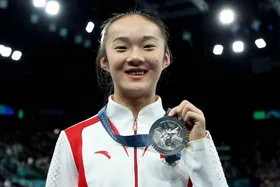 (تصاویر) دختر بامزه‌ی برنده مدال المپیک، پیشخدمت رستواران است!