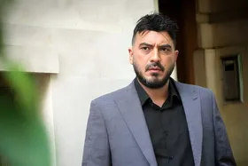 ویدئو | درخواست باورنکردنی آقای بازیگر از مردم؛ دریافت پول برای گرفتن عکس سلفی!